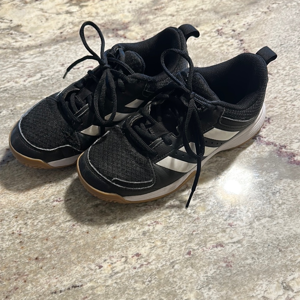 Kids volleyball shoes - size 3.5
